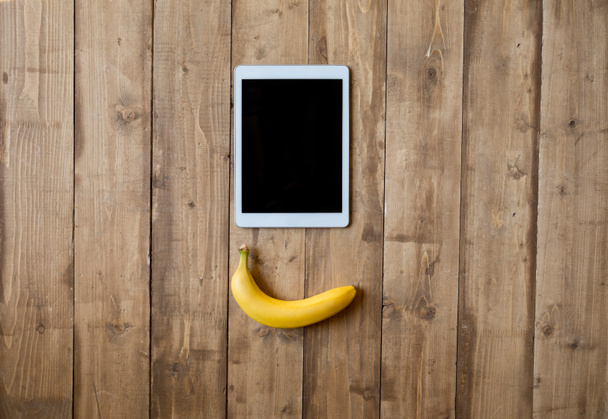 Banana e tablet digital
  - Foto, Imagem