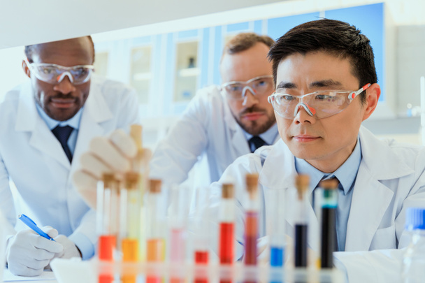Scientists working in lab  - 写真・画像