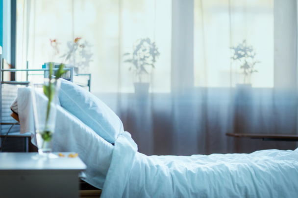 порожнє ліжко в лікарні
 - Фото, зображення