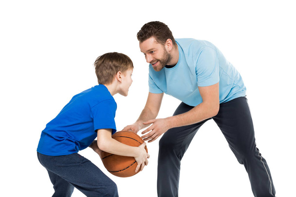 Isä ja poika pelaavat koripalloa
  - Valokuva, kuva