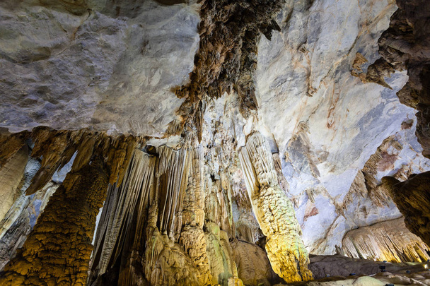 Inside Paradise Cave (Thien Duong Cave), Parque Nacional Ke Bang, Vietnã
  - Foto, Imagem