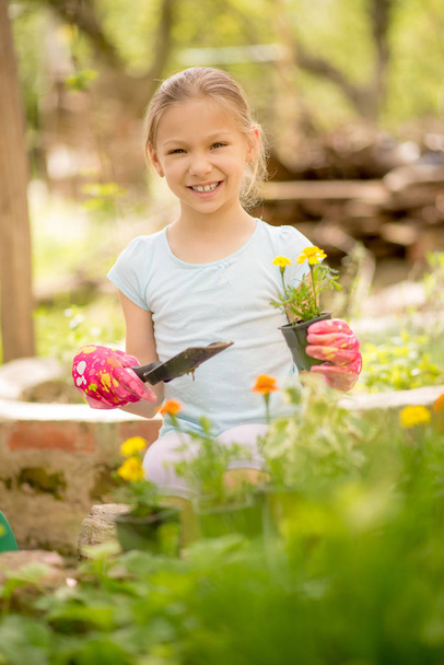 lány ültetés virágok, kert - Fotó, kép