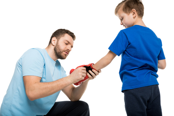 Isä ja poika nyrkkeilyhanskat kädessä
 - Valokuva, kuva