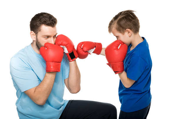 isä pojan kanssa nyrkkeilyharjoittelun aikana
 - Valokuva, kuva