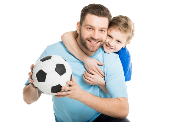 Padre e hijo posando con pelota de fútbol
  - Foto, Imagen