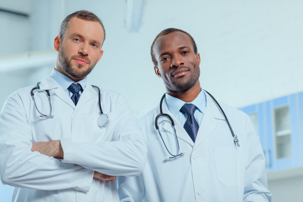 Lekarze w mundurach medycznych - Zdjęcie, obraz