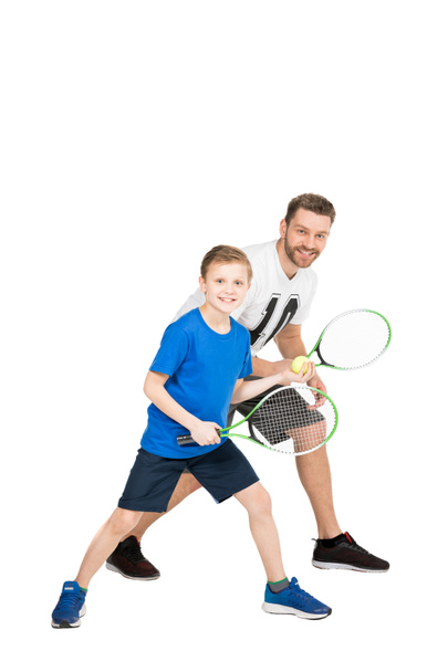 отец и сын с теннисными ракетками
  - Фото, изображение