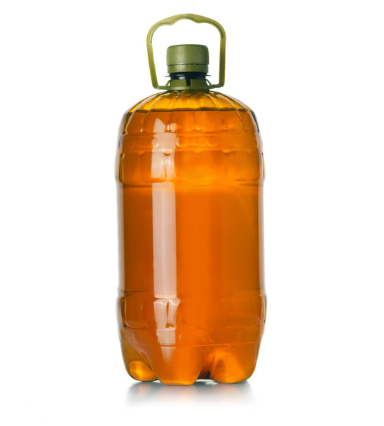 Пластиковая бутылка с ручкой на белом фоне
 - Фото, изображение
