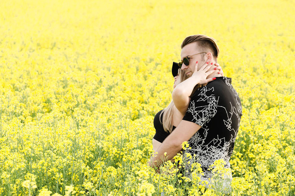 husband and wife enjoyed in the flowers field  - Foto, afbeelding