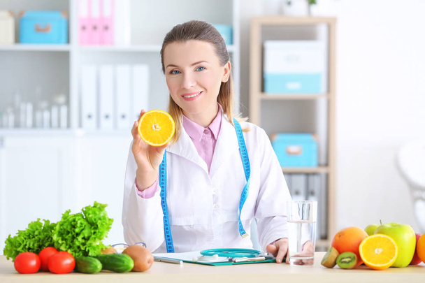 Young female nutritionist - Foto, afbeelding