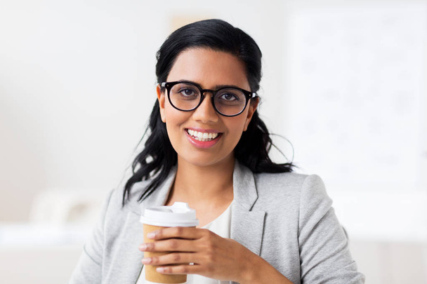 bizneswoman z kawą w papier cup w biurze - Zdjęcie, obraz