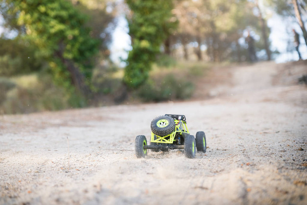 Radio-controlled car on the sand. In race. - Foto, afbeelding
