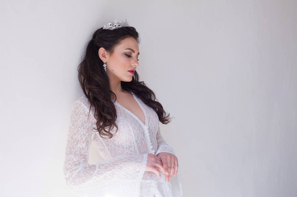 schöne Braut posiert Hochzeitsfrisur und Kleid vintage - Foto, Bild