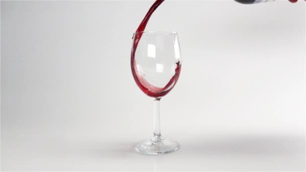 klassischer Rotwein in Zeitlupe gießen - Filmmaterial, Video
