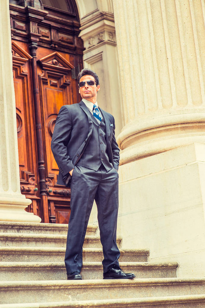 amerikanischer Geschäftsmann mittleren Alters mit Sonnenbrille, auf Reisen, w - Foto, Bild
