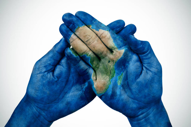 mãos homem modelado com um mapa da África (fornecido pela NASA
) - Foto, Imagem