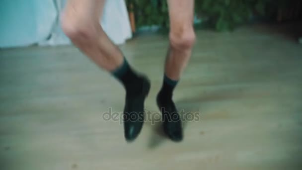 fröhlicher Mann im Zwergenkostüm springt anstelle der alten, müden kaputten Blechtuba - Filmmaterial, Video