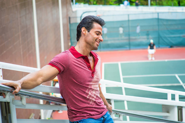 Keski-ikä Vahva, Health American Man ajattelu tenniskenttä
  - Valokuva, kuva
