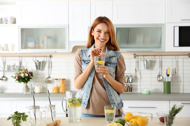 Beautiful young woman with lemonade  - Foto, afbeelding