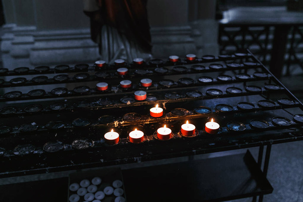 Muchas velas encendidas en la Iglesia
 - Foto, imagen
