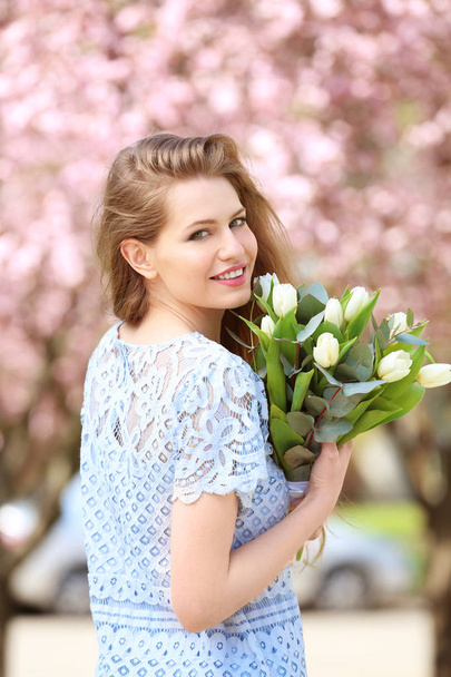 Hermosa mujer con ramo de tulipanes
 - Foto, imagen