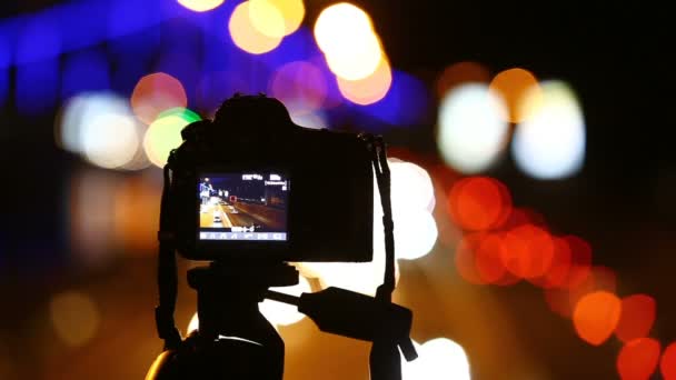 Ψηφιακή φωτογραφική μηχανή γυρισμάτων νύχτα πόλη κυκλοφορίας πλάνα βίντεο - Πλάνα, βίντεο