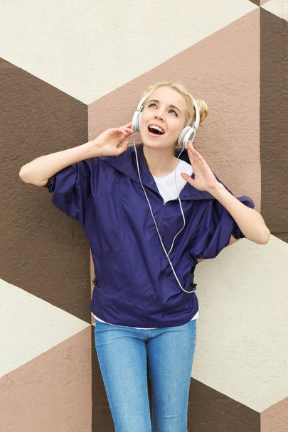 young woman listening music - Foto, afbeelding