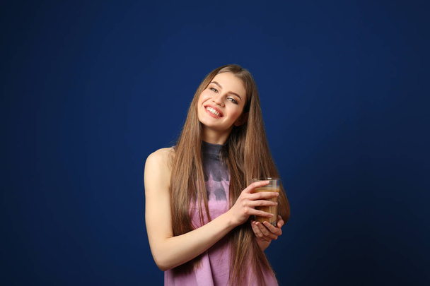 woman with glass of fresh juice - Zdjęcie, obraz