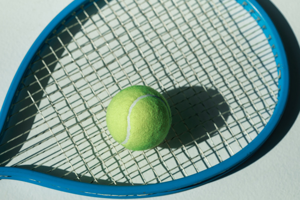 racchetta da tennis e palla sul pavimento
  - Foto, immagini