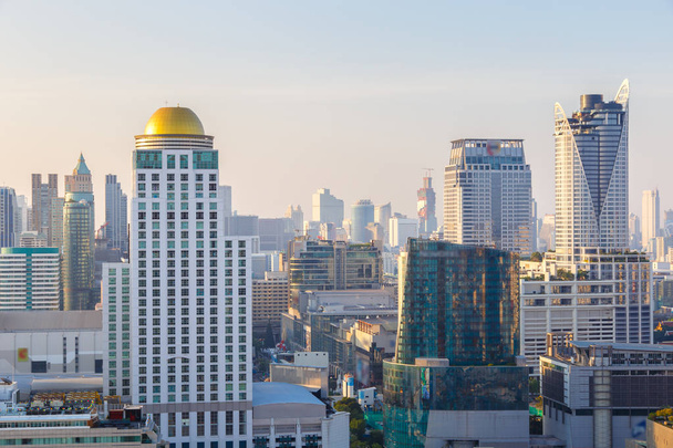 Bangkok városkép, üzleti negyedében, magas épület, napkelte idő, Bangkok, Thaiföld - Fotó, kép