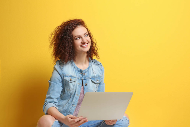 young woman using laptop - Fotoğraf, Görsel