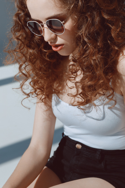pelo rojo chica con estilo en gafas de sol
 - Foto, imagen