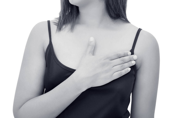 Güzel kadın göğsünü tutarak. Kalp hastalığı. Akut pai - Fotoğraf, Görsel