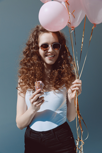 chica en gafas de sol comer helado
 - Foto, imagen