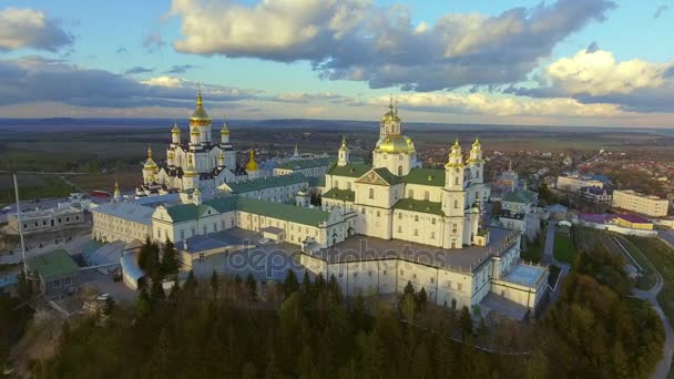 A légi felvétel a Pochaev kolostor, ortodox templom, Pochayiv Lavra, Ukrajna. - Felvétel, videó