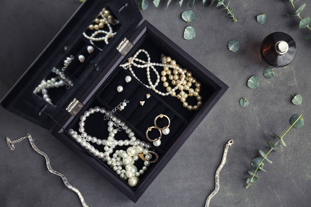 Jewelry accessories in box - Foto, afbeelding