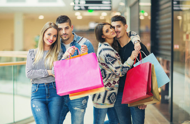 Grupa młodych przyjaciół zakupy w centrum handlowym razem - Zdjęcie, obraz