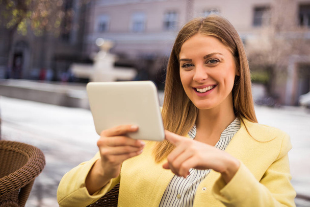 Woman using digital tablet - Фото, зображення
