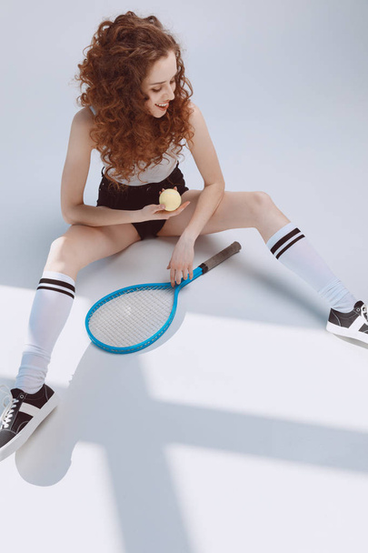 Jonge vrouw met racket  - Foto, afbeelding