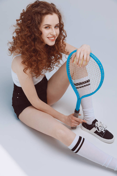 Mujer joven con raqueta
  - Foto, imagen