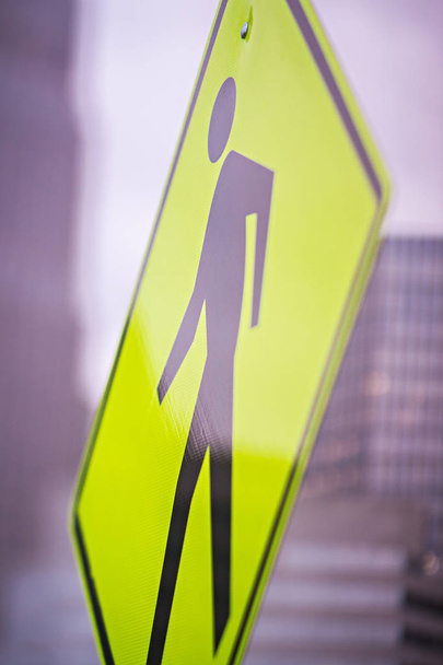 señal de cruce de peatones en la ciudad - Foto, Imagen