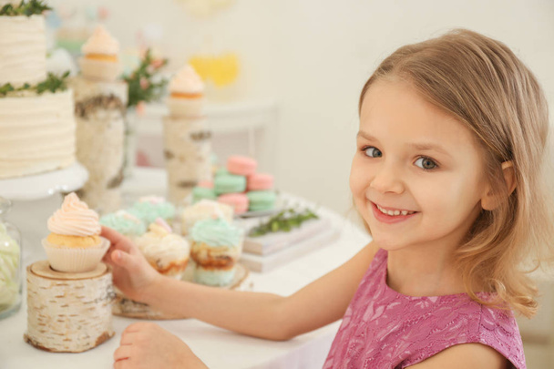 Милая девушка рядом со сладостями
  - Фото, изображение