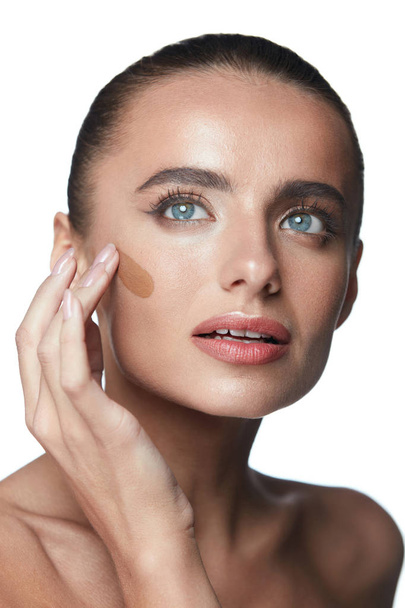 Facial Care. Sexy Woman Applying Dark Foundation On Perfect Face - Foto, immagini