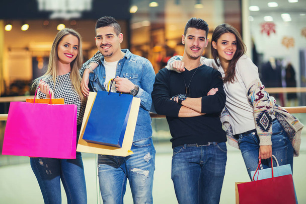 Grupo de Jovens Amigos Compras No Shopping Juntos
 - Foto, Imagem