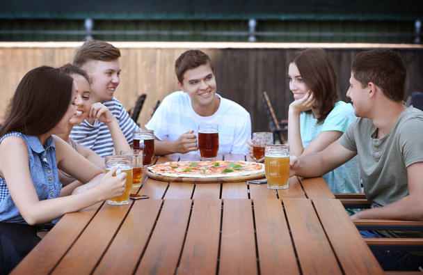 Happy friends in pizzeria - Foto, Imagen