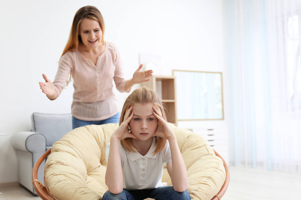 Quarrel between mother and daughter - Foto, afbeelding