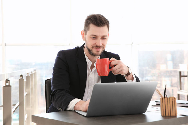 businessman working with laptop  - Φωτογραφία, εικόνα