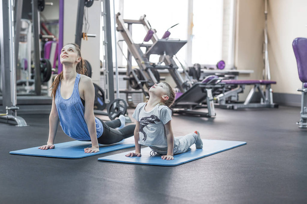 Mother and son doing yoga exercise at gym - Foto, Imagem