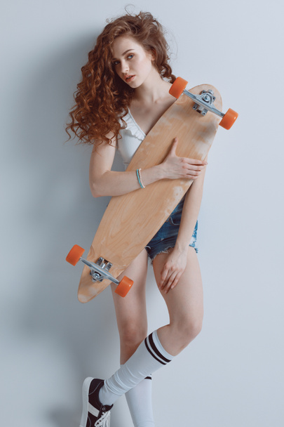 Hipster meisje met skateboard  - Foto, afbeelding