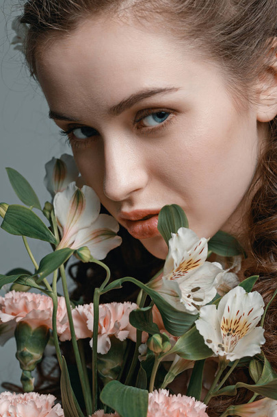 Młoda kobieta z kwiatami - Zdjęcie, obraz